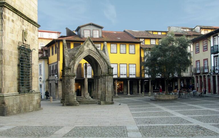 Guimarães – Largo da Oliveira © AT Porto and the North