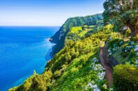 Nadmorska ścieżka wzdłuż oceanu w tropikalnych ogrodach Ponta do Sossego, na wyspie São Miguel, Azory, Portugalia © Shutterstock
